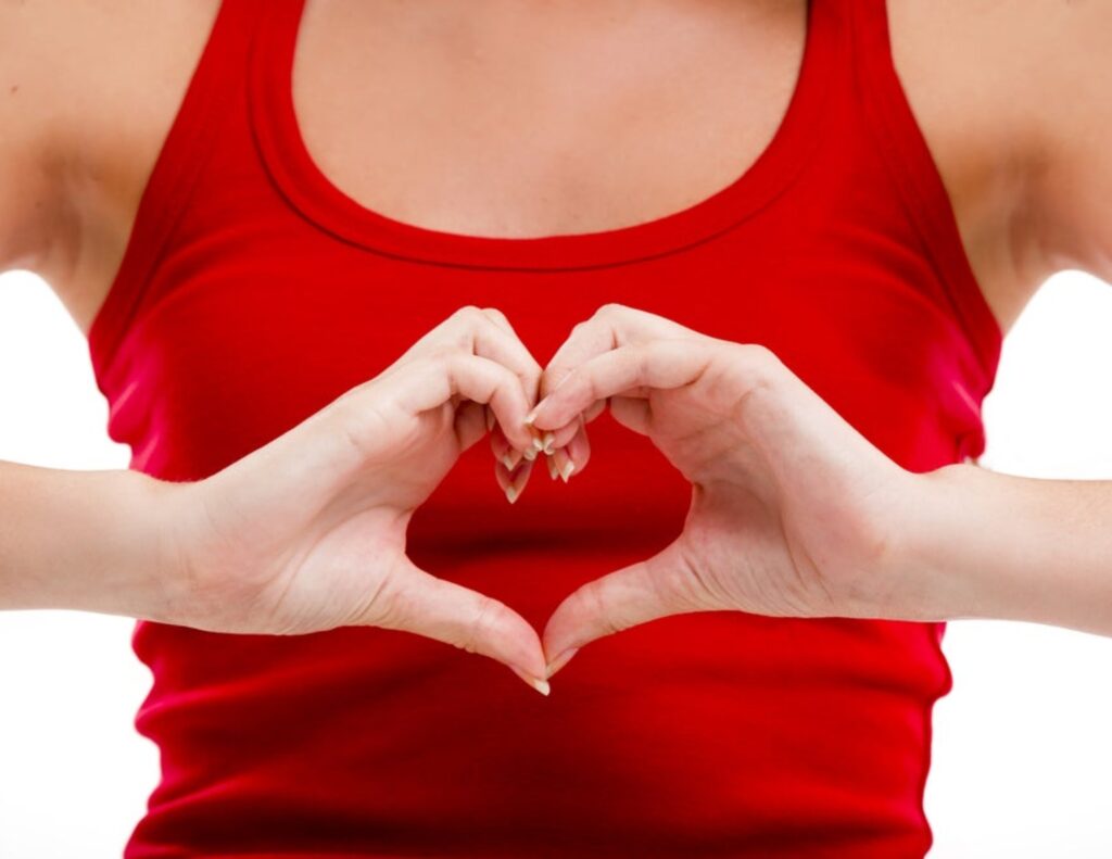 ένα πρόσωπο κάνει με τα δάκτυλα το σχήμα της καρδιάς συμβολίζοντας την καρδιαγγειακή υγεία